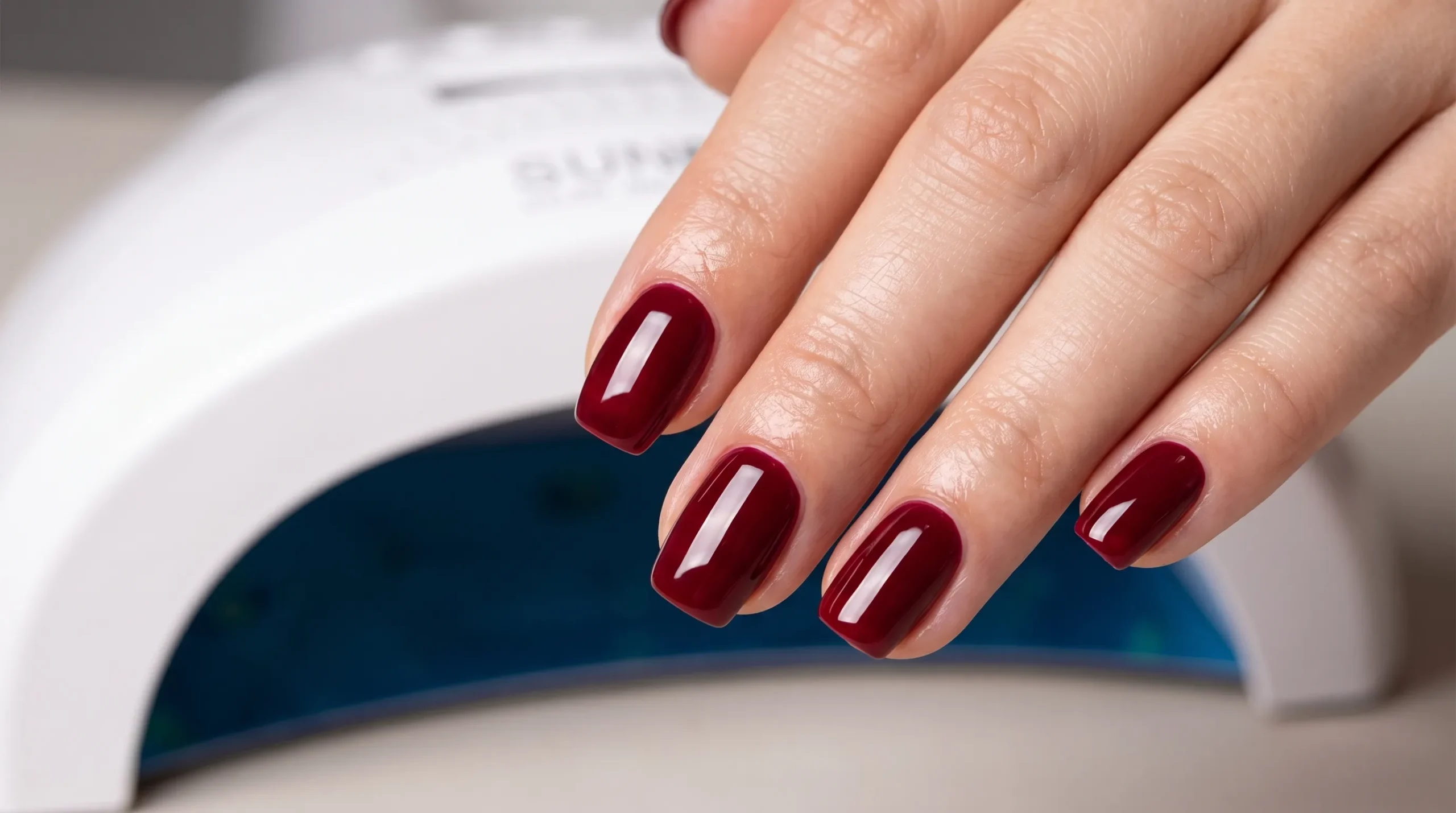 Quantos Minutos a Unha em Gel Tem que Ficar na Cabine? Tabela Completa 3 unhas em gel curadas corretamente na cabine LED