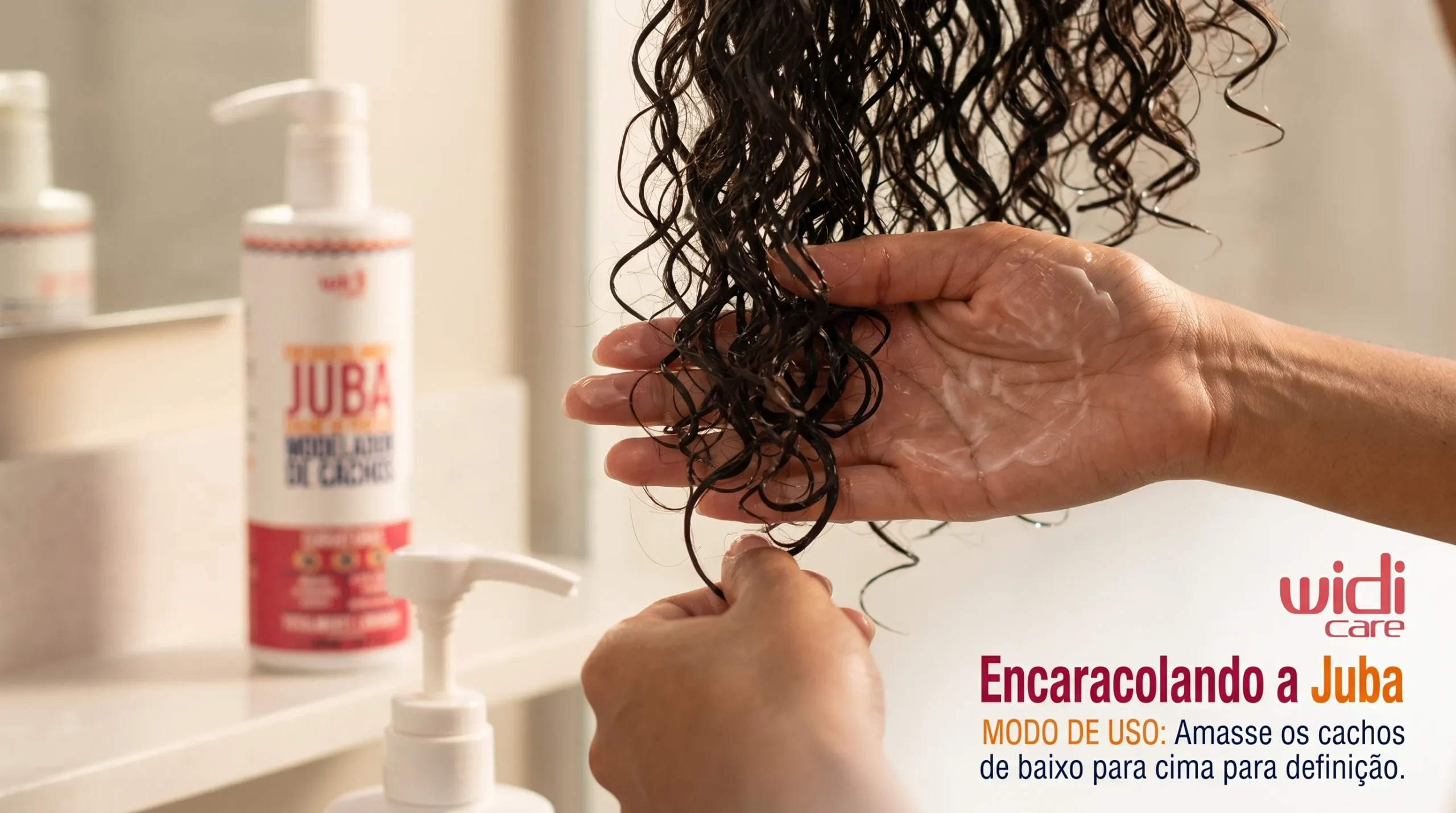 técnica de aplicação de creme de pentear em cachos úmidos